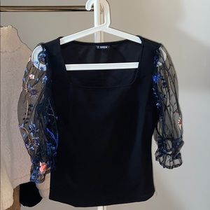 BLACK TOP WITH MESH SLEEVES WITH FLOWER DESIGNS